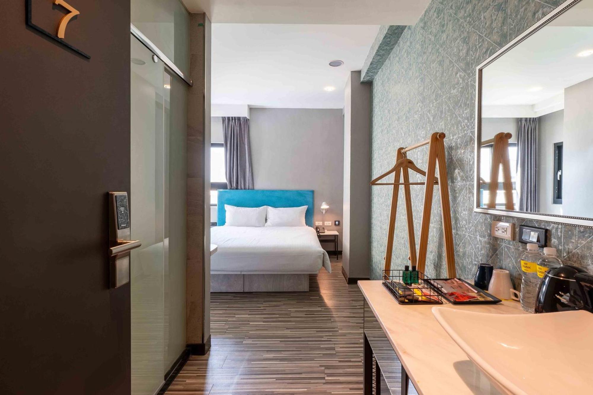 Check Inn Taichung Ziyou Exterior foto